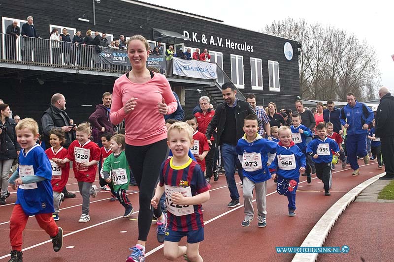 160403632.jpg - DORDRECHT - Op zondagmorgen stonden een enorme hoeveelheid kinderen aan de start van de jeugdloop van dwars Dordrecht.De grotere lopers lopen vanmiddag een grote route door de stad van Dordrecht.Vanmorgen was de jeugd aan de beurt die op de atletiekbaan aan de Reeweg in Dordrecht werd gehouden.Deze digitale foto blijft eigendom van FOTOPERSBURO BUSINK. Wij hanteren de voorwaarden van het N.V.F. en N.V.J. Gebruik van deze foto impliceert dat u bekend bent  en akkoord gaat met deze voorwaarden bij publicatie.EB/ETIENNE BUSINK