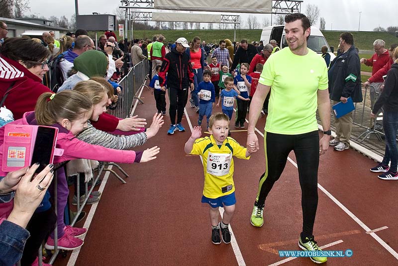 160403646.jpg - DORDRECHT - Op zondagmorgen stonden een enorme hoeveelheid kinderen aan de start van de jeugdloop van dwars Dordrecht.De grotere lopers lopen vanmiddag een grote route door de stad van Dordrecht.Vanmorgen was de jeugd aan de beurt die op de atletiekbaan aan de Reeweg in Dordrecht werd gehouden.Deze digitale foto blijft eigendom van FOTOPERSBURO BUSINK. Wij hanteren de voorwaarden van het N.V.F. en N.V.J. Gebruik van deze foto impliceert dat u bekend bent  en akkoord gaat met deze voorwaarden bij publicatie.EB/ETIENNE BUSINK