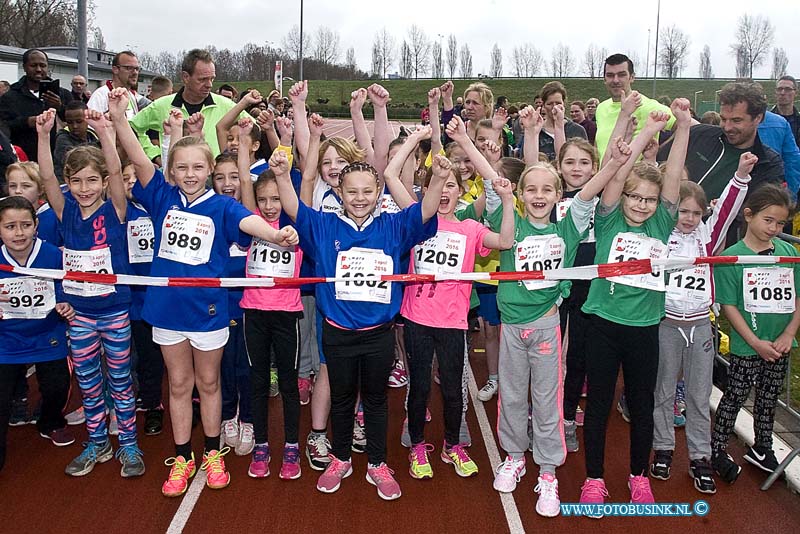 160403672.jpg - DORDRECHT - Op zondagmorgen stonden een enorme hoeveelheid kinderen aan de start van de jeugdloop van dwars Dordrecht.De grotere lopers lopen vanmiddag een grote route door de stad van Dordrecht.Vanmorgen was de jeugd aan de beurt die op de atletiekbaan aan de Reeweg in Dordrecht werd gehouden.Deze digitale foto blijft eigendom van FOTOPERSBURO BUSINK. Wij hanteren de voorwaarden van het N.V.F. en N.V.J. Gebruik van deze foto impliceert dat u bekend bent  en akkoord gaat met deze voorwaarden bij publicatie.EB/ETIENNE BUSINK