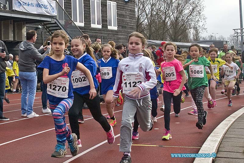 160403682.jpg - DORDRECHT - Op zondagmorgen stonden een enorme hoeveelheid kinderen aan de start van de jeugdloop van dwars Dordrecht.De grotere lopers lopen vanmiddag een grote route door de stad van Dordrecht.Vanmorgen was de jeugd aan de beurt die op de atletiekbaan aan de Reeweg in Dordrecht werd gehouden.Deze digitale foto blijft eigendom van FOTOPERSBURO BUSINK. Wij hanteren de voorwaarden van het N.V.F. en N.V.J. Gebruik van deze foto impliceert dat u bekend bent  en akkoord gaat met deze voorwaarden bij publicatie.EB/ETIENNE BUSINK