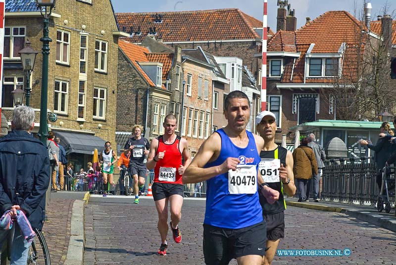 160403723.jpg - DORDRECHT - Op zondag 3 april 2016 was er weer de jaarlijkse dwars door Dordt loop door de binnenstad van Dordrecht.Er deden dit jaar ook weer enorm veel lopers mee van alle leeftijden.Deze digitale foto blijft eigendom van FOTOPERSBURO BUSINK. Wij hanteren de voorwaarden van het N.V.F. en N.V.J. Gebruik van deze foto impliceert dat u bekend bent  en akkoord gaat met deze voorwaarden bij publicatie.EB/ETIENNE BUSINK