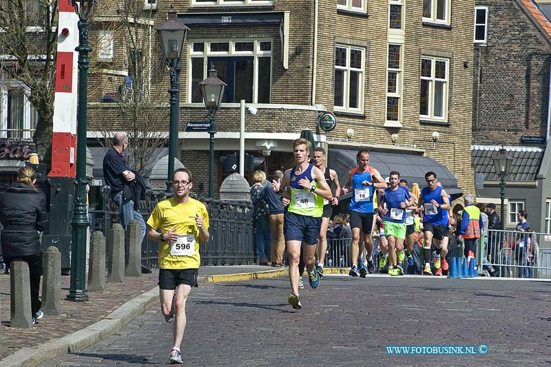 160403732.jpg - DORDRECHT - Op zondag 3 april 2016 was er weer de jaarlijkse dwars door Dordt loop door de binnenstad van Dordrecht.Er deden dit jaar ook weer enorm veel lopers mee van alle leeftijden.Deze digitale foto blijft eigendom van FOTOPERSBURO BUSINK. Wij hanteren de voorwaarden van het N.V.F. en N.V.J. Gebruik van deze foto impliceert dat u bekend bent  en akkoord gaat met deze voorwaarden bij publicatie.EB/ETIENNE BUSINK