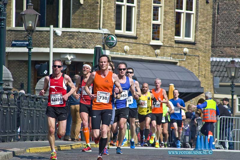 160403739.jpg - DORDRECHT - Op zondag 3 april 2016 was er weer de jaarlijkse dwars door Dordt loop door de binnenstad van Dordrecht.Er deden dit jaar ook weer enorm veel lopers mee van alle leeftijden.Deze digitale foto blijft eigendom van FOTOPERSBURO BUSINK. Wij hanteren de voorwaarden van het N.V.F. en N.V.J. Gebruik van deze foto impliceert dat u bekend bent  en akkoord gaat met deze voorwaarden bij publicatie.EB/ETIENNE BUSINK