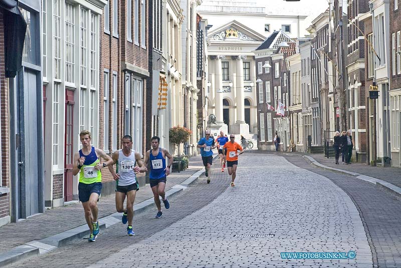 160403772.jpg - DORDRECHT - Op zondag 3 april 2016 was er weer de jaarlijkse dwars door Dordt loop door de binnenstad van Dordrecht.Er deden dit jaar ook weer enorm veel lopers mee van alle leeftijden.Deze digitale foto blijft eigendom van FOTOPERSBURO BUSINK. Wij hanteren de voorwaarden van het N.V.F. en N.V.J. Gebruik van deze foto impliceert dat u bekend bent  en akkoord gaat met deze voorwaarden bij publicatie.EB/ETIENNE BUSINK