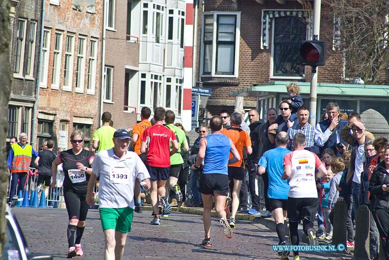 160403799.jpg - DORDRECHT - Op zondag 3 april 2016 was er weer de jaarlijkse dwars door Dordt loop door de binnenstad van Dordrecht.Er deden dit jaar ook weer enorm veel lopers mee van alle leeftijden.Deze digitale foto blijft eigendom van FOTOPERSBURO BUSINK. Wij hanteren de voorwaarden van het N.V.F. en N.V.J. Gebruik van deze foto impliceert dat u bekend bent  en akkoord gaat met deze voorwaarden bij publicatie.EB/ETIENNE BUSINK