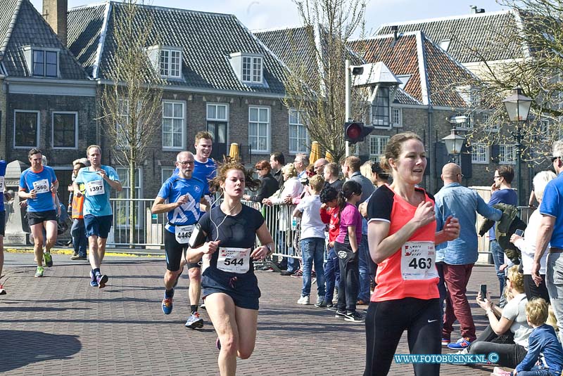 160403808.jpg - DORDRECHT - Op zondag 3 april 2016 was er weer de jaarlijkse dwars door Dordt loop door de binnenstad van Dordrecht.Er deden dit jaar ook weer enorm veel lopers mee van alle leeftijden.Deze digitale foto blijft eigendom van FOTOPERSBURO BUSINK. Wij hanteren de voorwaarden van het N.V.F. en N.V.J. Gebruik van deze foto impliceert dat u bekend bent  en akkoord gaat met deze voorwaarden bij publicatie.EB/ETIENNE BUSINK