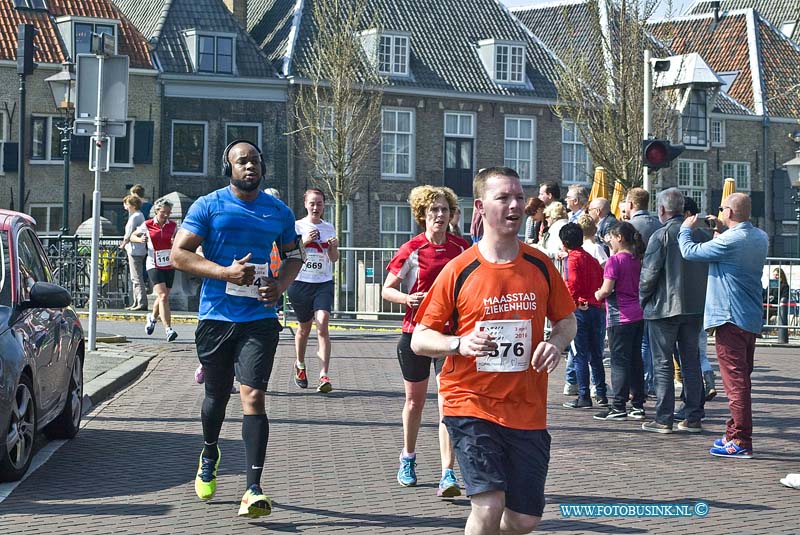 160403827.jpg - DORDRECHT - Op zondag 3 april 2016 was er weer de jaarlijkse dwars door Dordt loop door de binnenstad van Dordrecht.Er deden dit jaar ook weer enorm veel lopers mee van alle leeftijden.Deze digitale foto blijft eigendom van FOTOPERSBURO BUSINK. Wij hanteren de voorwaarden van het N.V.F. en N.V.J. Gebruik van deze foto impliceert dat u bekend bent  en akkoord gaat met deze voorwaarden bij publicatie.EB/ETIENNE BUSINK