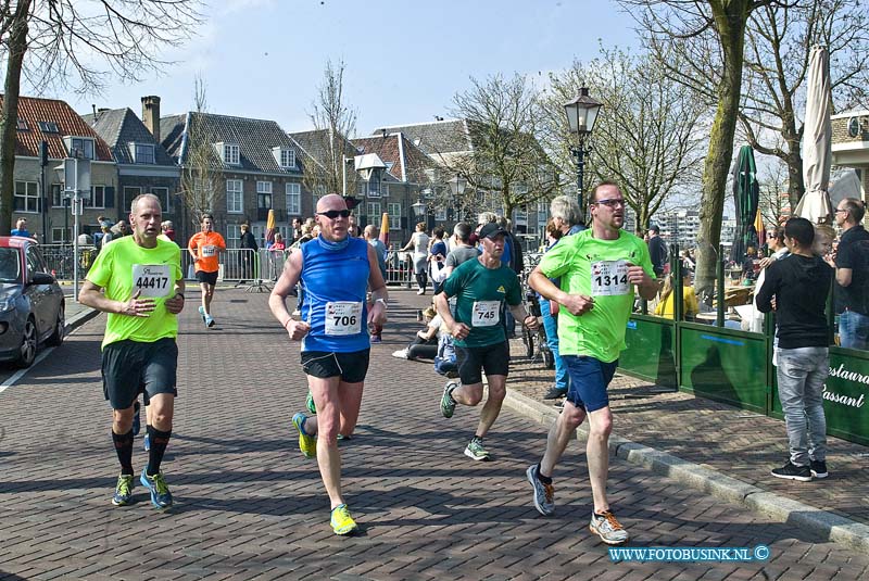 160403946.jpg - DORDRECHT - Op zondag 3 april 2016 was er weer de jaarlijkse dwars door Dordt loop door de binnenstad van Dordrecht.Er deden dit jaar ook weer enorm veel lopers mee van alle leeftijden.Deze digitale foto blijft eigendom van FOTOPERSBURO BUSINK. Wij hanteren de voorwaarden van het N.V.F. en N.V.J. Gebruik van deze foto impliceert dat u bekend bent  en akkoord gaat met deze voorwaarden bij publicatie.EB/ETIENNE BUSINK