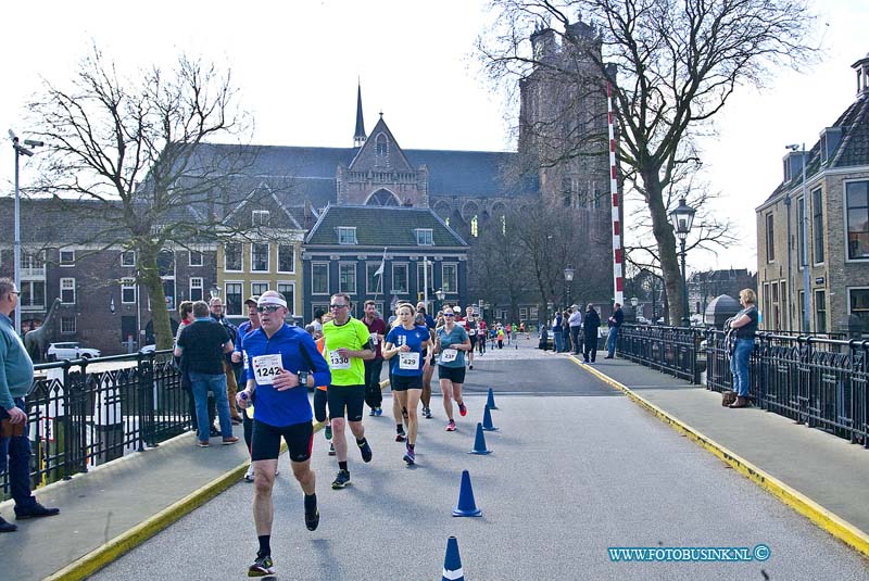 160403974.jpg - DORDRECHT - Op zondag 3 april 2016 was er weer de jaarlijkse dwars door Dordt loop door de binnenstad van Dordrecht.Er deden dit jaar ook weer enorm veel lopers mee van alle leeftijden.Deze digitale foto blijft eigendom van FOTOPERSBURO BUSINK. Wij hanteren de voorwaarden van het N.V.F. en N.V.J. Gebruik van deze foto impliceert dat u bekend bent  en akkoord gaat met deze voorwaarden bij publicatie.EB/ETIENNE BUSINK