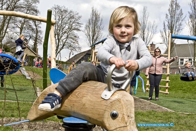 16040904.jpg - HEERJANSDAM 09 April 2016 De speeltuin aan het Aalbespad is officieel geopend door de kinderen die in de kinderwerkgroep hebben gezeten. Deze week werd de laatste hand gelegd aan de speeltuin, die mogelijk is gemaakt door geld vanuit de gemeente Zwijndrecht en de Dorpsraad Heerjansdam. De bewoners en kinderen hebben met elkaar gekozen wat er in de speeltuin moest gaan komen. Met het mooie weer van dit weekend waren en veel kinderen die zich lekker vermaakte.NOVUM COPYRIGHT ETIENNE BUSINK