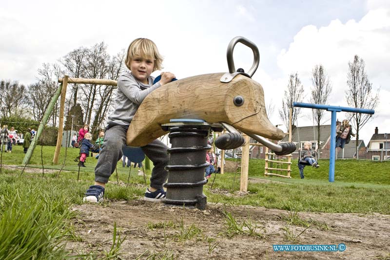 16040905.jpg - HEERJANSDAM 09 April 2016 De speeltuin aan het Aalbespad is officieel geopend door de kinderen die in de kinderwerkgroep hebben gezeten. Deze week werd de laatste hand gelegd aan de speeltuin, die mogelijk is gemaakt door geld vanuit de gemeente Zwijndrecht en de Dorpsraad Heerjansdam. De bewoners en kinderen hebben met elkaar gekozen wat er in de speeltuin moest gaan komen. Met het mooie weer van dit weekend waren en veel kinderen die zich lekker vermaakte.NOVUM COPYRIGHT ETIENNE BUSINK