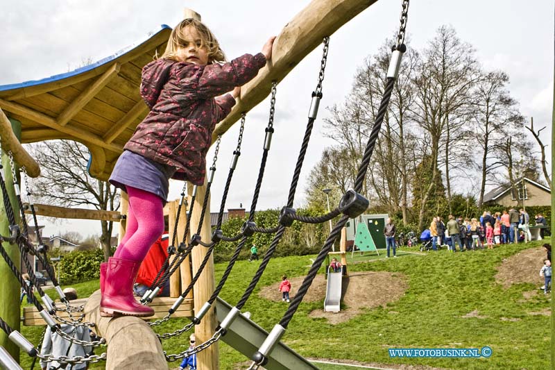 16040906.jpg - HEERJANSDAM 09 April 2016 De speeltuin aan het Aalbespad is officieel geopend door de kinderen die in de kinderwerkgroep hebben gezeten. Deze week werd de laatste hand gelegd aan de speeltuin, die mogelijk is gemaakt door geld vanuit de gemeente Zwijndrecht en de Dorpsraad Heerjansdam. De bewoners en kinderen hebben met elkaar gekozen wat er in de speeltuin moest gaan komen. Met het mooie weer van dit weekend waren en veel kinderen die zich lekker vermaakte.NOVUM COPYRIGHT ETIENNE BUSINK