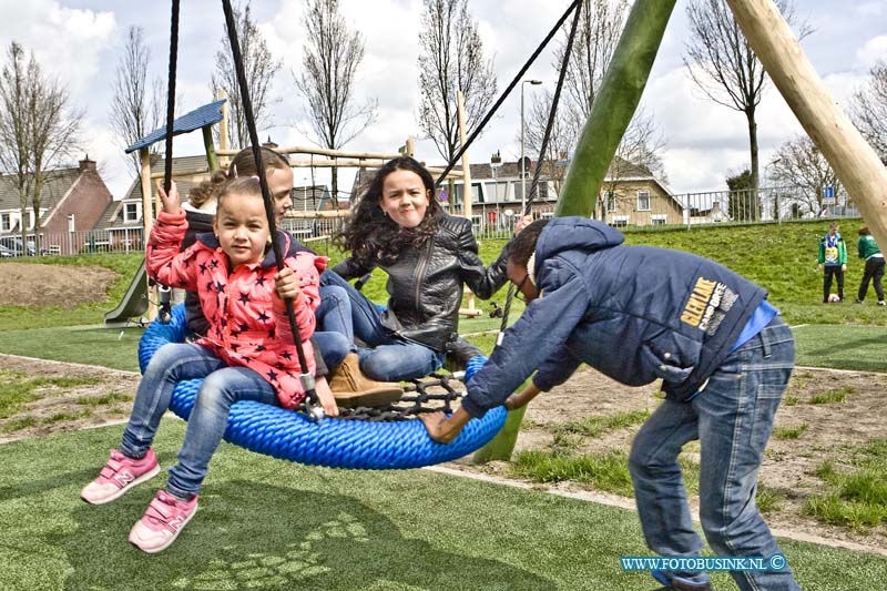 16040907.jpg - HEERJANSDAM 09 April 2016 De speeltuin aan het Aalbespad is officieel geopend door de kinderen die in de kinderwerkgroep hebben gezeten. Deze week werd de laatste hand gelegd aan de speeltuin, die mogelijk is gemaakt door geld vanuit de gemeente Zwijndrecht en de Dorpsraad Heerjansdam. De bewoners en kinderen hebben met elkaar gekozen wat er in de speeltuin moest gaan komen. Met het mooie weer van dit weekend waren en veel kinderen die zich lekker vermaakte.NOVUM COPYRIGHT ETIENNE BUSINK