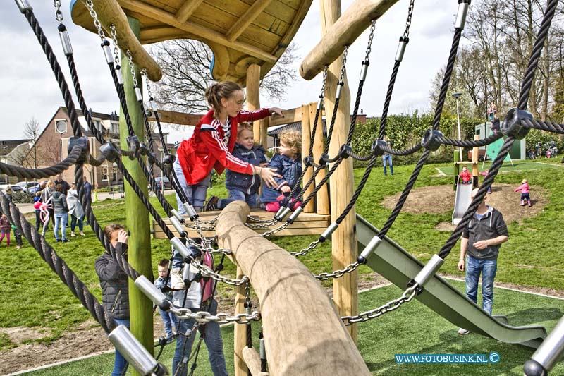 16040908.jpg - HEERJANSDAM 09 April 2016 De speeltuin aan het Aalbespad is officieel geopend door de kinderen die in de kinderwerkgroep hebben gezeten. Deze week werd de laatste hand gelegd aan de speeltuin, die mogelijk is gemaakt door geld vanuit de gemeente Zwijndrecht en de Dorpsraad Heerjansdam. De bewoners en kinderen hebben met elkaar gekozen wat er in de speeltuin moest gaan komen. Met het mooie weer van dit weekend waren en veel kinderen die zich lekker vermaakte.Deze digitale foto blijft eigendom van FOTOPERSBURO BUSINK. Wij hanteren de voorwaarden van het N.V.F. en N.V.J. Gebruik van deze foto impliceert dat u bekend bent  en akkoord gaat met deze voorwaarden bij publicatie.EB/ETIENNE BUSINK