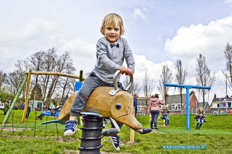 16040909.jpg - HEERJANSDAM 09 April 2016 De speeltuin aan het Aalbespad is officieel geopend door de kinderen die in de kinderwerkgroep hebben gezeten. Deze week werd de laatste hand gelegd aan de speeltuin, die mogelijk is gemaakt door geld vanuit de gemeente Zwijndrecht en de Dorpsraad Heerjansdam. De bewoners en kinderen hebben met elkaar gekozen wat er in de speeltuin moest gaan komen. Met het mooie weer van dit weekend waren en veel kinderen die zich lekker vermaakte.Deze digitale foto blijft eigendom van FOTOPERSBURO BUSINK. Wij hanteren de voorwaarden van het N.V.F. en N.V.J. Gebruik van deze foto impliceert dat u bekend bent  en akkoord gaat met deze voorwaarden bij publicatie.EB/ETIENNE BUSINK