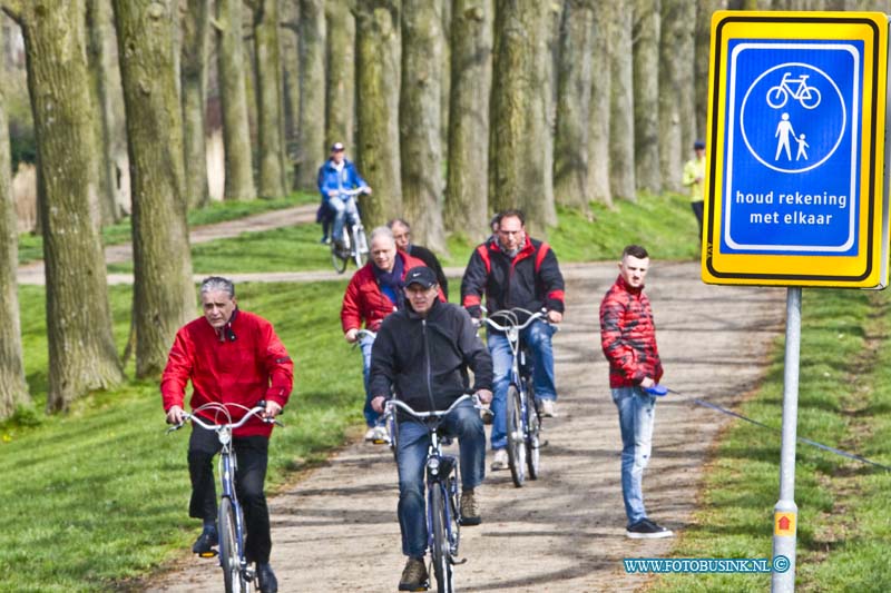 16040910.jpg - DORDRECHT 09 April 2016 Aan de Bildersteeg in de wijk Stadspolders staat een bijzonder verkeersbord Houd rekening met elkaar voor voetgangers en fietser.NOVUM COPYRIGHT ETIENNE BUSINK