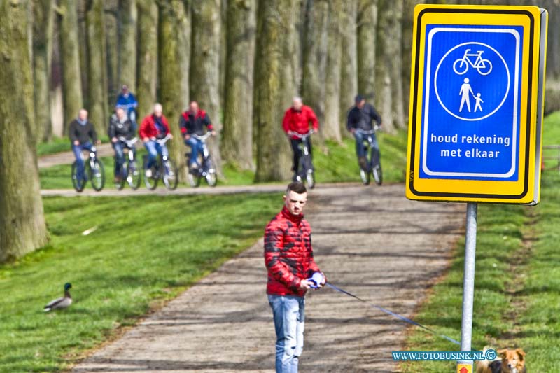 16040911.jpg - DORDRECHT 09 April 2016 Aan de Bildersteeg in de wijk Stadspolders staat een bijzonder verkeersbord Houd rekening met elkaar voor voetgangers en fietser.Deze digitale foto blijft eigendom van FOTOPERSBURO BUSINK. Wij hanteren de voorwaarden van het N.V.F. en N.V.J. Gebruik van deze foto impliceert dat u bekend bent  en akkoord gaat met deze voorwaarden bij publicatie.EB/ETIENNE BUSINK