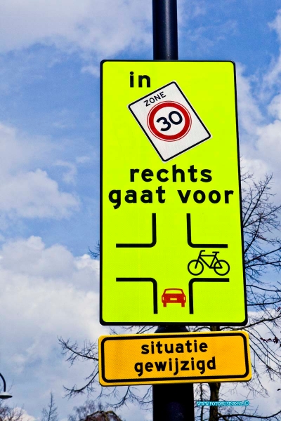 16040912.jpg - DORDRECHT 09 April 2016 Aan de Singel in de binnenstad staat een bijzonder verkeersbord In scheef bord 30 kilometerzone rechts gaat voor. Met daar onder bord Situatie gewijzigdNOVUM COPYRIGHT ETIENNE BUSINK