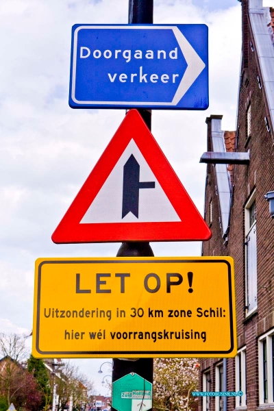 16040913.jpg - DORDRECHT 09 April 2016 Aan de Singel in de binnenstad staat een bijzonder verkeersbord Drie verkeersborden die elkaar tegen spreken, doorgaand verkeer en Voorrangskruispunt met zijweg rechts en Let op! Uitzondering in 30 KM zone Schil: Hier wel voorrangskruising.NOVUM COPYRIGHT ETIENNE BUSINK