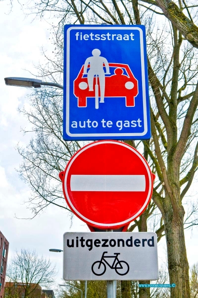 16040914.jpg - DORDRECHT 09 April 2016 Aan de Nassauweg staan ook bijzondere verkeersborden, met de tekst Fietsstraat Auto te gast en verbodsbordt en uitgezonderd Fietsers?NOVUM COPYRIGHT ETIENNE BUSINK