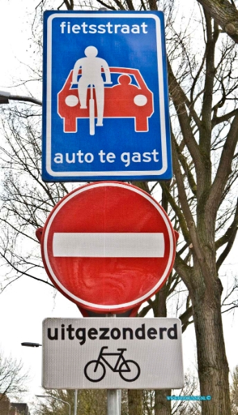 16040915.jpg - DORDRECHT 09 April 2016 Aan de Nassauweg staan ook bijzondere verkeersborden, met de tekst Fietsstraat Auto te gast en verbodsbordt en uitgezonderd Fietsers?Deze digitale foto blijft eigendom van FOTOPERSBURO BUSINK. Wij hanteren de voorwaarden van het N.V.F. en N.V.J. Gebruik van deze foto impliceert dat u bekend bent  en akkoord gaat met deze voorwaarden bij publicatie.EB/ETIENNE BUSINK