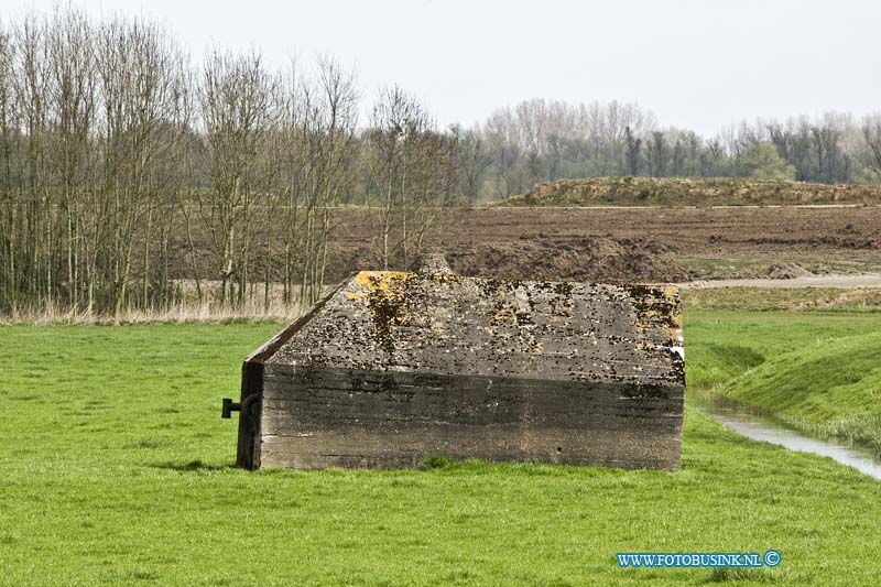 16040918.jpg - DORDRECHT 09 April 2016 Aan de Noordendijk overgebleven Bunkers uit de tweede wereld oorlog in een weiland.Deze digitale foto blijft eigendom van FOTOPERSBURO BUSINK. Wij hanteren de voorwaarden van het N.V.F. en N.V.J. Gebruik van deze foto impliceert dat u bekend bent  en akkoord gaat met deze voorwaarden bij publicatie.EB/ETIENNE BUSINK