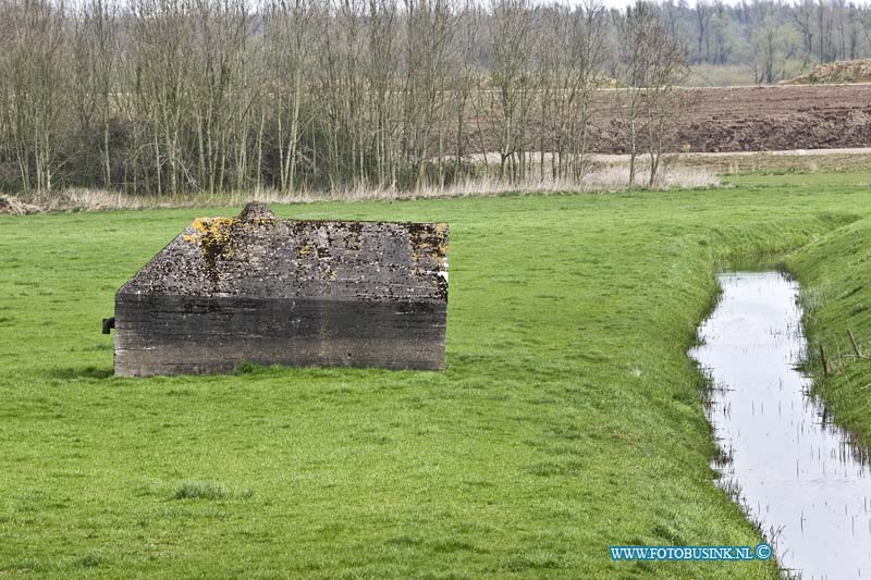 16040919.jpg - DORDRECHT 09 April 2016 Aan de Noordendijk overgebleven Bunkers uit de tweede wereld oorlog in een weiland.Deze digitale foto blijft eigendom van FOTOPERSBURO BUSINK. Wij hanteren de voorwaarden van het N.V.F. en N.V.J. Gebruik van deze foto impliceert dat u bekend bent  en akkoord gaat met deze voorwaarden bij publicatie.EB/ETIENNE BUSINK