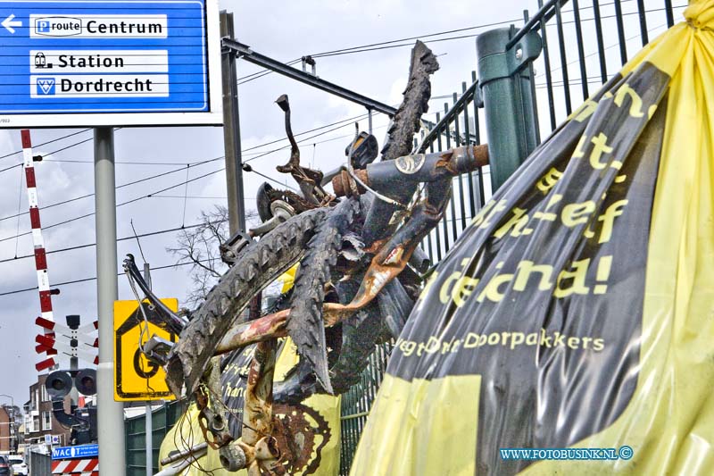 16040920.jpg - DORDRECHT 09 April 2016 Dat troep ook kunst kan worden, bewijzen deze zaken en fietsonderdelen op het hek bij de spoorweg overgang Krommedijk. De afgelopen dagen zijn veel mensen al gestopt om van dicht bij te kijken wat er nu aan het hek hangt. Tijdens het schoonmaken van het stuk langs het spoor hebben medewerker gedacht, voor de vuilophaal dienst is het zo makkelijk te vinden zonder zich bedacht te hebben dat het zo ook kunst zou kunnen worden.Deze digitale foto blijft eigendom van FOTOPERSBURO BUSINK. Wij hanteren de voorwaarden van het N.V.F. en N.V.J. Gebruik van deze foto impliceert dat u bekend bent  en akkoord gaat met deze voorwaarden bij publicatie.EB/ETIENNE BUSINK