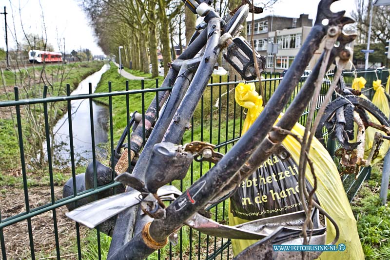 16040921.jpg - DORDRECHT 09 April 2016 Dat troep ook kunst kan worden, bewijzen deze zaken en fietsonderdelen op het hek bij de spoorweg overgang Krommedijk. De afgelopen dagen zijn veel mensen al gestopt om van dicht bij te kijken wat er nu aan het hek hangt. Tijdens het schoonmaken van het stuk langs het spoor hebben medewerker gedacht, voor de vuilophaal dienst is het zo makkelijk te vinden zonder zich bedacht te hebben dat het zo ook kunst zou kunnen worden.Deze digitale foto blijft eigendom van FOTOPERSBURO BUSINK. Wij hanteren de voorwaarden van het N.V.F. en N.V.J. Gebruik van deze foto impliceert dat u bekend bent  en akkoord gaat met deze voorwaarden bij publicatie.EB/ETIENNE BUSINK