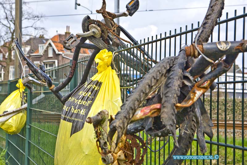 16040922.jpg - DORDRECHT 09 April 2016 Dat troep ook kunst kan worden, bewijzen deze zaken en fietsonderdelen op het hek bij de spoorweg overgang Krommedijk. De afgelopen dagen zijn veel mensen al gestopt om van dicht bij te kijken wat er nu aan het hek hangt. Tijdens het schoonmaken van het stuk langs het spoor hebben medewerker gedacht, voor de vuilophaal dienst is het zo makkelijk te vinden zonder zich bedacht te hebben dat het zo ook kunst zou kunnen worden.NOVUM COPYRIGHT ETIENNE BUSINK