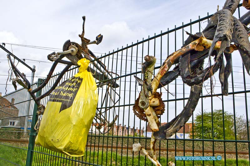 16040923.jpg - DORDRECHT 09 April 2016 Dat troep ook kunst kan worden, bewijzen deze zaken en fietsonderdelen op het hek bij de spoorweg overgang Krommedijk. De afgelopen dagen zijn veel mensen al gestopt om van dicht bij te kijken wat er nu aan het hek hangt. Tijdens het schoonmaken van het stuk langs het spoor hebben medewerker gedacht, voor de vuilophaal dienst is het zo makkelijk te vinden zonder zich bedacht te hebben dat het zo ook kunst zou kunnen worden.NOVUM COPYRIGHT ETIENNE BUSINK