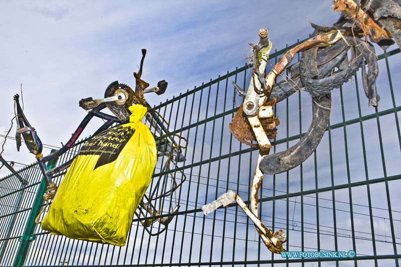 16040925.jpg - DORDRECHT 09 April 2016 Dat troep ook kunst kan worden, bewijzen deze zaken en fietsonderdelen op het hek bij de spoorweg overgang Krommedijk. De afgelopen dagen zijn veel mensen al gestopt om van dicht bij te kijken wat er nu aan het hek hangt. Tijdens het schoonmaken van het stuk langs het spoor hebben medewerker gedacht, voor de vuilophaal dienst is het zo makkelijk te vinden zonder zich bedacht te hebben dat het zo ook kunst zou kunnen worden.Deze digitale foto blijft eigendom van FOTOPERSBURO BUSINK. Wij hanteren de voorwaarden van het N.V.F. en N.V.J. Gebruik van deze foto impliceert dat u bekend bent  en akkoord gaat met deze voorwaarden bij publicatie.EB/ETIENNE BUSINK