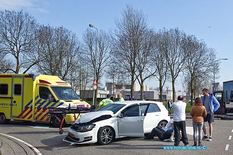 160411559.jpg - DORDRECHT - Op maandag 11 april 2016 zijn er op de Provincialeweg in Dordrecht twee auto frontaal op elkaar geklapt.De klap was zo hard dat er twee gewonden waren en er een grote ravage op de weg was ontstaan.Beide voertuigen zijn zwaar beschadigd en werden afgesleept door een berger.De politie heeft getuigen gehoord en een onderzoek na de toedracht van dit ongeval gedaan.Deze digitale foto blijft eigendom van FOTOPERSBURO BUSINK. Wij hanteren de voorwaarden van het N.V.F. en N.V.J. Gebruik van deze foto impliceert dat u bekend bent  en akkoord gaat met deze voorwaarden bij publicatie.EB/ETIENNE BUSINK