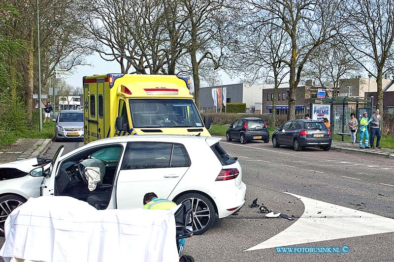 160411569.jpg - DORDRECHT - Op maandag 11 april 2016 zijn er op de Provincialeweg in Dordrecht twee auto frontaal op elkaar geklapt.De klap was zo hard dat er twee gewonden waren en er een grote ravage op de weg was ontstaan.Beide voertuigen zijn zwaar beschadigd en werden afgesleept door een berger.De politie heeft getuigen gehoord en een onderzoek na de toedracht van dit ongeval gedaan.Deze digitale foto blijft eigendom van FOTOPERSBURO BUSINK. Wij hanteren de voorwaarden van het N.V.F. en N.V.J. Gebruik van deze foto impliceert dat u bekend bent  en akkoord gaat met deze voorwaarden bij publicatie.EB/ETIENNE BUSINK