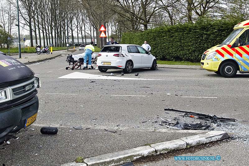 160411579.jpg - DORDRECHT - Op maandag 11 april 2016 zijn er op de Provincialeweg in Dordrecht twee auto frontaal op elkaar geklapt.De klap was zo hard dat er twee gewonden waren en er een grote ravage op de weg was ontstaan.Beide voertuigen zijn zwaar beschadigd en werden afgesleept door een berger.De politie heeft getuigen gehoord en een onderzoek na de toedracht van dit ongeval gedaan.Deze digitale foto blijft eigendom van FOTOPERSBURO BUSINK. Wij hanteren de voorwaarden van het N.V.F. en N.V.J. Gebruik van deze foto impliceert dat u bekend bent  en akkoord gaat met deze voorwaarden bij publicatie.EB/ETIENNE BUSINK