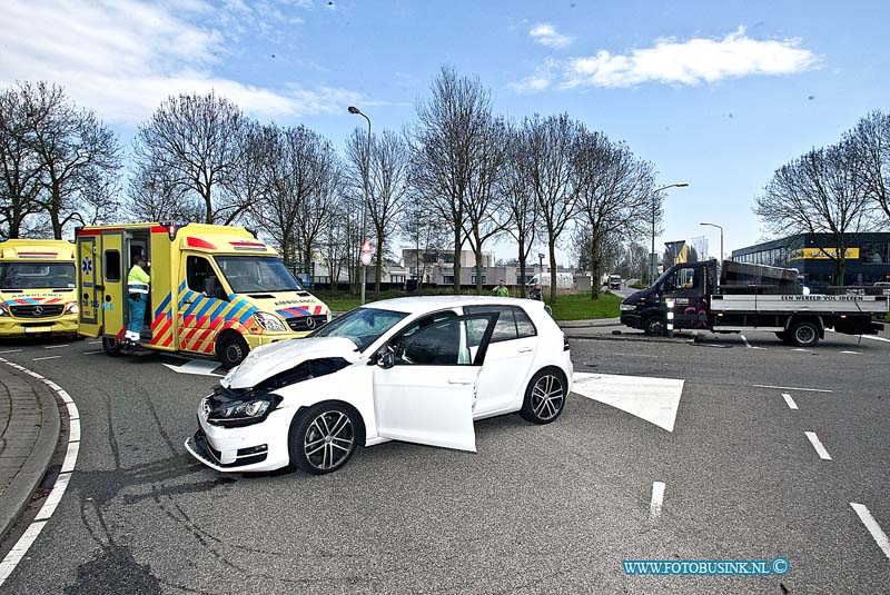 160411593.jpg - DORDRECHT - Op maandag 11 april 2016 zijn er op de Provincialeweg in Dordrecht twee auto frontaal op elkaar geklapt.De klap was zo hard dat er twee gewonden waren en er een grote ravage op de weg was ontstaan.Beide voertuigen zijn zwaar beschadigd en werden afgesleept door een berger.De politie heeft getuigen gehoord en een onderzoek na de toedracht van dit ongeval gedaan.Deze digitale foto blijft eigendom van FOTOPERSBURO BUSINK. Wij hanteren de voorwaarden van het N.V.F. en N.V.J. Gebruik van deze foto impliceert dat u bekend bent  en akkoord gaat met deze voorwaarden bij publicatie.EB/ETIENNE BUSINK