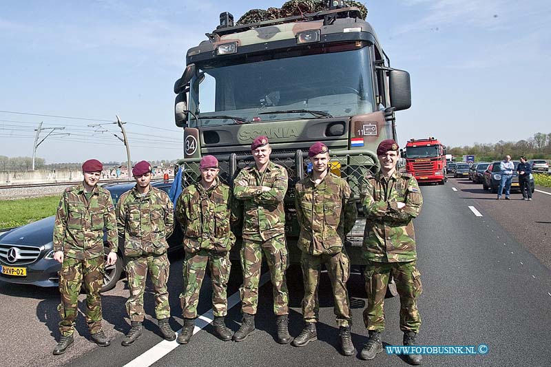 160411704.jpg - VUREN - Op maandag 11 april 2016 is er op de Rijksweg A15 richting Rotterdam t.h van Vuren een zwaar ongeval gebeurt waar diverse gewonden en een dode vielen.Er zijn diverse auto's en vrachtauto's bij betrokken ook lig er een geschaarde caravan op de snelweg.De A15 is verlopig in zijn geheel afgesloten en er is een grip 1.Soldaten die onderweg naar Dordrecht waren in een convooi voor de grote luchtbrigade oefening zagen het ongeval gebeuren en verleende gelijk met diverse soldaten eerste hulp.Volgens de soldaten was de man die overleden is op slag dood.Deze digitale foto blijft eigendom van FOTOPERSBURO BUSINK. Wij hanteren de voorwaarden van het N.V.F. en N.V.J. Gebruik van deze foto impliceert dat u bekend bent  en akkoord gaat met deze voorwaarden bij publicatie.EB/ETIENNE BUSINK