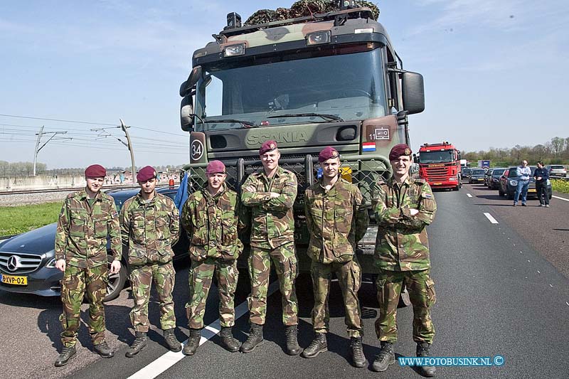 160411704.jpg - VUREN - Op maandag 11 april 2016 is er op de Rijksweg A15 richting Rotterdam t.h van Vuren een zwaar ongeval gebeurt waar diverse gewonden en een dode vielen.Er zijn diverse auto's en vrachtauto's bij betrokken ook lig er een geschaarde caravan op de snelweg.De A15 is verlopig in zijn geheel afgesloten en er is een grip 1.Soldaten die onderweg naar Dordrecht waren in een convooi voor de grote luchtbrigade oefening zagen het ongeval gebeuren en verleende gelijk met diverse soldaten eerste hulp.Volgens de soldaten was de man die overleden is op slag dood.Deze digitale foto blijft eigendom van FOTOPERSBURO BUSINK. Wij hanteren de voorwaarden van het N.V.F. en N.V.J. Gebruik van deze foto impliceert dat u bekend bent  en akkoord gaat met deze voorwaarden bij publicatie.EB/ETIENNE BUSINK