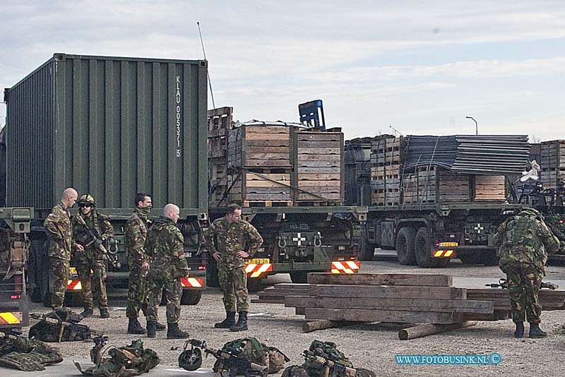 160411720.jpg - DORDRECHT - Op maandag 11 april 2016 was de aankomst in Dordrecht van de Luchtmobiele Brigade.Komende week, van 11 t/m 15 april, organiseert de Luchtmobiele Brigade van de Koninklijke Landmacht de oefening 'Bevo Seal' in de gemeente Dordrecht. De naar schatting honderdvijftig militairen komen uit Schaarsbergen en zijn gespecialiseerd in bevoorradingsoperaties. Zij oefenen onderdelen van hun operaties in diverse wijken in Dordrecht.  De militairen oefenen bijvoorbeeld de verplaatsing van goederen in konvooien via de openbare weg, bouwen een tijdelijk basiskamp op en zijn te zien tijdens patrouilles door de stad.  De dag begon anders dan de soldaten hadden verwacht.Op de weg naar Dordrecht waren de soldaten getuige van een zwwar ongeval waar een dode en diverse gewonden waren.De soldaten verleende meteen eerste hulp.Deze digitale foto blijft eigendom van FOTOPERSBURO BUSINK. Wij hanteren de voorwaarden van het N.V.F. en N.V.J. Gebruik van deze foto impliceert dat u bekend bent  en akkoord gaat met deze voorwaarden bij publicatie.EB/ETIENNE BUSINK