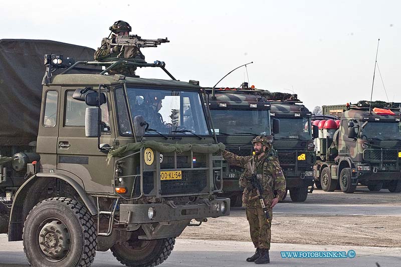 160411730.jpg - DORDRECHT - Op maandag 11 april 2016 was de aankomst in Dordrecht van de Luchtmobiele Brigade.Komende week, van 11 t/m 15 april, organiseert de Luchtmobiele Brigade van de Koninklijke Landmacht de oefening 'Bevo Seal' in de gemeente Dordrecht. De naar schatting honderdvijftig militairen komen uit Schaarsbergen en zijn gespecialiseerd in bevoorradingsoperaties. Zij oefenen onderdelen van hun operaties in diverse wijken in Dordrecht.  De militairen oefenen bijvoorbeeld de verplaatsing van goederen in konvooien via de openbare weg, bouwen een tijdelijk basiskamp op en zijn te zien tijdens patrouilles door de stad.  De dag begon anders dan de soldaten hadden verwacht.Op de weg naar Dordrecht waren de soldaten getuige van een zwwar ongeval waar een dode en diverse gewonden waren.De soldaten verleende meteen eerste hulp.Deze digitale foto blijft eigendom van FOTOPERSBURO BUSINK. Wij hanteren de voorwaarden van het N.V.F. en N.V.J. Gebruik van deze foto impliceert dat u bekend bent  en akkoord gaat met deze voorwaarden bij publicatie.EB/ETIENNE BUSINK