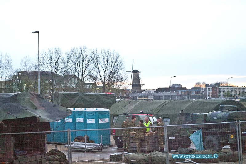 160411744.jpg - DORDRECHT - Op maandag 11 april 2016 was de aankomst in Dordrecht van de Luchtmobiele Brigade.Komende week, van 11 t/m 15 april, organiseert de Luchtmobiele Brigade van de Koninklijke Landmacht de oefening 'Bevo Seal' in de gemeente Dordrecht. De naar schatting honderdvijftig militairen komen uit Schaarsbergen en zijn gespecialiseerd in bevoorradingsoperaties. Zij oefenen onderdelen van hun operaties in diverse wijken in Dordrecht.  De militairen oefenen bijvoorbeeld de verplaatsing van goederen in konvooien via de openbare weg, bouwen een tijdelijk basiskamp op en zijn te zien tijdens patrouilles door de stad.  De dag begon anders dan de soldaten hadden verwacht.Op de weg naar Dordrecht waren de soldaten getuige van een zwwar ongeval waar een dode en diverse gewonden waren.De soldaten verleende meteen eerste hulp.Deze digitale foto blijft eigendom van FOTOPERSBURO BUSINK. Wij hanteren de voorwaarden van het N.V.F. en N.V.J. Gebruik van deze foto impliceert dat u bekend bent  en akkoord gaat met deze voorwaarden bij publicatie.EB/ETIENNE BUSINK