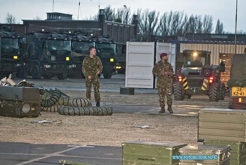 160411757.jpg - DORDRECHT - Op maandag 11 april 2016 was de aankomst in Dordrecht van de Luchtmobiele Brigade.Komende week, van 11 t/m 15 april, organiseert de Luchtmobiele Brigade van de Koninklijke Landmacht de oefening 'Bevo Seal' in de gemeente Dordrecht. De naar schatting honderdvijftig militairen komen uit Schaarsbergen en zijn gespecialiseerd in bevoorradingsoperaties. Zij oefenen onderdelen van hun operaties in diverse wijken in Dordrecht.  De militairen oefenen bijvoorbeeld de verplaatsing van goederen in konvooien via de openbare weg, bouwen een tijdelijk basiskamp op en zijn te zien tijdens patrouilles door de stad.  De dag begon anders dan de soldaten hadden verwacht.Op de weg naar Dordrecht waren de soldaten getuige van een zwwar ongeval waar een dode en diverse gewonden waren.De soldaten verleende meteen eerste hulp.Deze digitale foto blijft eigendom van FOTOPERSBURO BUSINK. Wij hanteren de voorwaarden van het N.V.F. en N.V.J. Gebruik van deze foto impliceert dat u bekend bent  en akkoord gaat met deze voorwaarden bij publicatie.EB/ETIENNE BUSINK