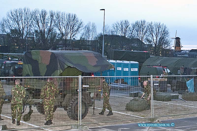 160411760.jpg - DORDRECHT - Op maandag 11 april 2016 was de aankomst in Dordrecht van de Luchtmobiele Brigade.Komende week, van 11 t/m 15 april, organiseert de Luchtmobiele Brigade van de Koninklijke Landmacht de oefening 'Bevo Seal' in de gemeente Dordrecht. De naar schatting honderdvijftig militairen komen uit Schaarsbergen en zijn gespecialiseerd in bevoorradingsoperaties. Zij oefenen onderdelen van hun operaties in diverse wijken in Dordrecht.  De militairen oefenen bijvoorbeeld de verplaatsing van goederen in konvooien via de openbare weg, bouwen een tijdelijk basiskamp op en zijn te zien tijdens patrouilles door de stad.  De dag begon anders dan de soldaten hadden verwacht.Op de weg naar Dordrecht waren de soldaten getuige van een zwwar ongeval waar een dode en diverse gewonden waren.De soldaten verleende meteen eerste hulp.Deze digitale foto blijft eigendom van FOTOPERSBURO BUSINK. Wij hanteren de voorwaarden van het N.V.F. en N.V.J. Gebruik van deze foto impliceert dat u bekend bent  en akkoord gaat met deze voorwaarden bij publicatie.EB/ETIENNE BUSINK