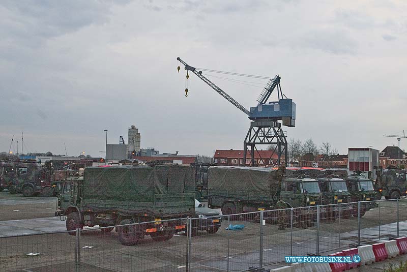 160411764.jpg - DORDRECHT - Op maandag 11 april 2016 was de aankomst in Dordrecht van de Luchtmobiele Brigade.Komende week, van 11 t/m 15 april, organiseert de Luchtmobiele Brigade van de Koninklijke Landmacht de oefening 'Bevo Seal' in de gemeente Dordrecht. De naar schatting honderdvijftig militairen komen uit Schaarsbergen en zijn gespecialiseerd in bevoorradingsoperaties. Zij oefenen onderdelen van hun operaties in diverse wijken in Dordrecht.  De militairen oefenen bijvoorbeeld de verplaatsing van goederen in konvooien via de openbare weg, bouwen een tijdelijk basiskamp op en zijn te zien tijdens patrouilles door de stad.  De dag begon anders dan de soldaten hadden verwacht.Op de weg naar Dordrecht waren de soldaten getuige van een zwwar ongeval waar een dode en diverse gewonden waren.De soldaten verleende meteen eerste hulp.Deze digitale foto blijft eigendom van FOTOPERSBURO BUSINK. Wij hanteren de voorwaarden van het N.V.F. en N.V.J. Gebruik van deze foto impliceert dat u bekend bent  en akkoord gaat met deze voorwaarden bij publicatie.EB/ETIENNE BUSINK