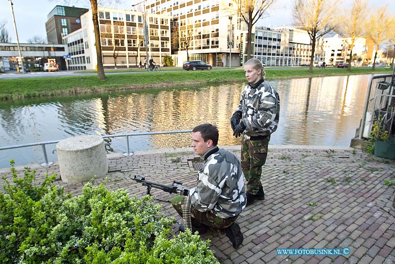 160412501.jpg - DORDRECHT - Op dinsdagmorgen 12 april 2016 om een uur of 7 werd er op de Spuiboulevard in Dordrecht t.h van het stadskantoor een schietoefening gehouden door de Luchtmobiele Brigade van de Koninklijke Landmacht de oefening .Voertuigen die voorbij reden werden beschoten.Deze hele week zijn er diverse oefeningen in en rond Dordrecht.Deze digitale foto blijft eigendom van FOTOPERSBURO BUSINK. Wij hanteren de voorwaarden van het N.V.F. en N.V.J. Gebruik van deze foto impliceert dat u bekend bent  en akkoord gaat met deze voorwaarden bij publicatie.EB/ETIENNE BUSINK