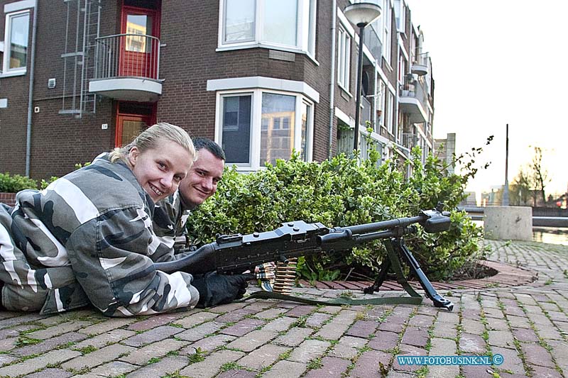 160412506.jpg - DORDRECHT - Op dinsdagmorgen 12 april 2016 om een uur of 7 werd er op de Spuiboulevard in Dordrecht t.h van het stadskantoor een schietoefening gehouden door de Luchtmobiele Brigade van de Koninklijke Landmacht de oefening .Voertuigen die voorbij reden werden beschoten.Deze hele week zijn er diverse oefeningen in en rond Dordrecht.Deze digitale foto blijft eigendom van FOTOPERSBURO BUSINK. Wij hanteren de voorwaarden van het N.V.F. en N.V.J. Gebruik van deze foto impliceert dat u bekend bent  en akkoord gaat met deze voorwaarden bij publicatie.EB/ETIENNE BUSINK