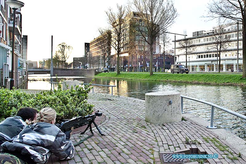 160412513.jpg - DORDRECHT - Op dinsdagmorgen 12 april 2016 om een uur of 7 werd er op de Spuiboulevard in Dordrecht t.h van het stadskantoor een schietoefening gehouden door de Luchtmobiele Brigade van de Koninklijke Landmacht de oefening .Voertuigen die voorbij reden werden beschoten.Deze hele week zijn er diverse oefeningen in en rond Dordrecht.Deze digitale foto blijft eigendom van FOTOPERSBURO BUSINK. Wij hanteren de voorwaarden van het N.V.F. en N.V.J. Gebruik van deze foto impliceert dat u bekend bent  en akkoord gaat met deze voorwaarden bij publicatie.EB/ETIENNE BUSINK