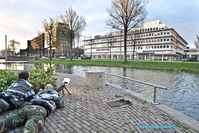 160412521.jpg - DORDRECHT - Op dinsdagmorgen 12 april 2016 om een uur of 7 werd er op de Spuiboulevard in Dordrecht t.h van het stadskantoor een schietoefening gehouden door de Luchtmobiele Brigade van de Koninklijke Landmacht de oefening .Voertuigen die voorbij reden werden beschoten.Deze hele week zijn er diverse oefeningen in en rond Dordrecht.Deze digitale foto blijft eigendom van FOTOPERSBURO BUSINK. Wij hanteren de voorwaarden van het N.V.F. en N.V.J. Gebruik van deze foto impliceert dat u bekend bent  en akkoord gaat met deze voorwaarden bij publicatie.EB/ETIENNE BUSINK