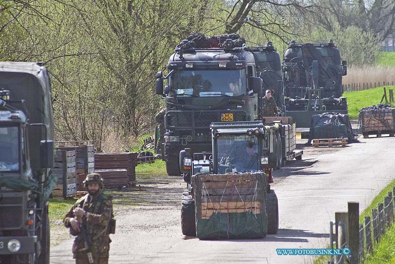 160412551.jpg - DORDRECHT - Op dinsdag 12 april 2016 heeft de Luchtmobiele Brigade van de Koninklijke Landmacht de hele dag oefeningen gehouden met bevooraden van de gevechtsgroepen in de Brabantse biesbosch.De goederen werden in grote rubber boten geladen voor transport.De omgeving van de Oost-haven werd beveiligd door de soldaten.Deze digitale foto blijft eigendom van FOTOPERSBURO BUSINK. Wij hanteren de voorwaarden van het N.V.F. en N.V.J. Gebruik van deze foto impliceert dat u bekend bent  en akkoord gaat met deze voorwaarden bij publicatie.EB/ETIENNE BUSINK