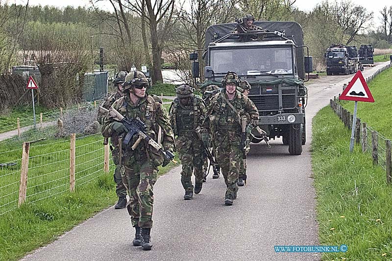 160412564.jpg - DORDRECHT - Op dinsdag 12 april 2016 heeft de Luchtmobiele Brigade van de Koninklijke Landmacht de hele dag oefeningen gehouden met bevooraden van de gevechtsgroepen in de Brabantse biesbosch.De goederen werden in grote rubber boten geladen voor transport.De omgeving van de Oost-haven werd beveiligd door de soldaten.Deze digitale foto blijft eigendom van FOTOPERSBURO BUSINK. Wij hanteren de voorwaarden van het N.V.F. en N.V.J. Gebruik van deze foto impliceert dat u bekend bent  en akkoord gaat met deze voorwaarden bij publicatie.EB/ETIENNE BUSINK